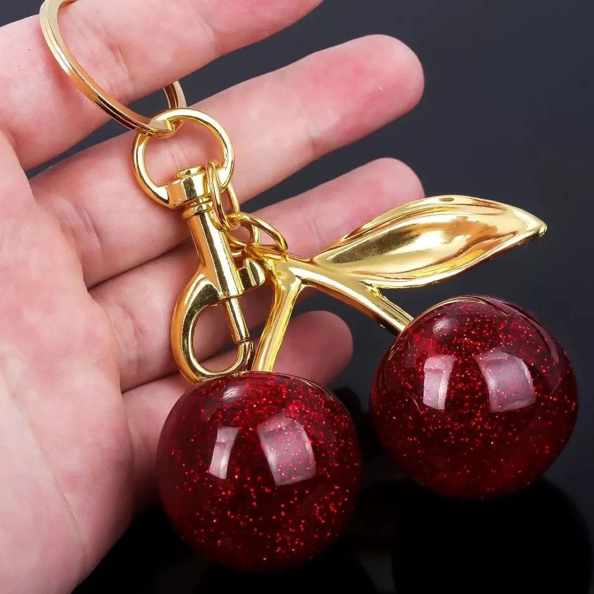 🍒 𝑺𝒑𝒂𝒓𝒌𝒍𝒊𝒏𝒈 𝑪𝒉𝒆𝒓𝒓𝒚 𝑲𝒆𝒚𝒄𝒉𝒂𝒊𝒏 – 𝑹𝒆𝒅 𝑮𝒍𝒊𝒕𝒕𝒆𝒓 𝑪𝒉𝒆𝒓𝒓𝒚 𝑩𝒂𝒈 𝑪𝒉𝒂𝒓𝒎 𝒘𝒊𝒕𝒉 𝑮𝒐𝒍𝒅 𝑳𝒆𝒂𝒇 |UMK-01|